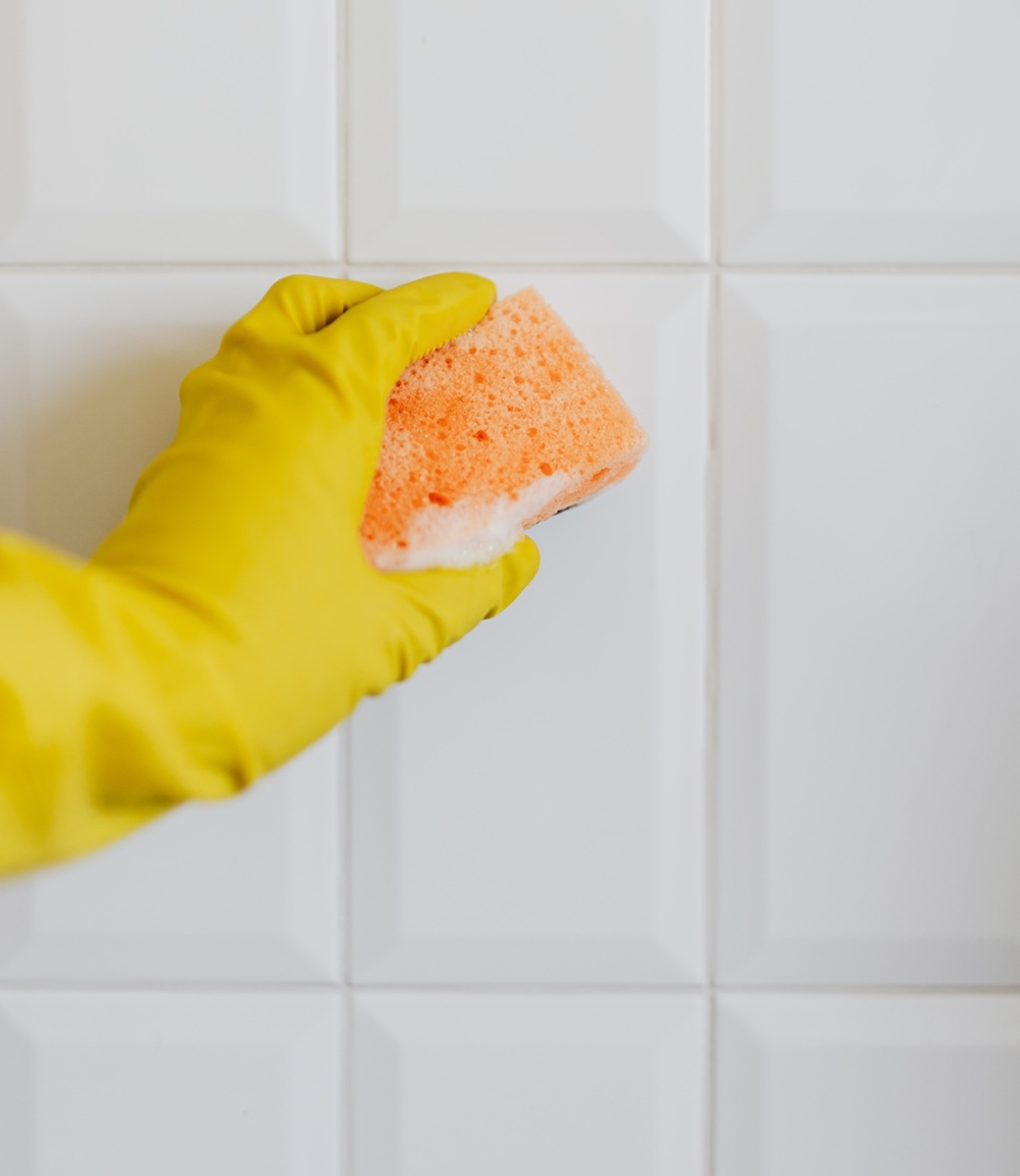 أفضل 7 طرق لتنظيف سيراميك الحمام والحفاظ على لمعانه